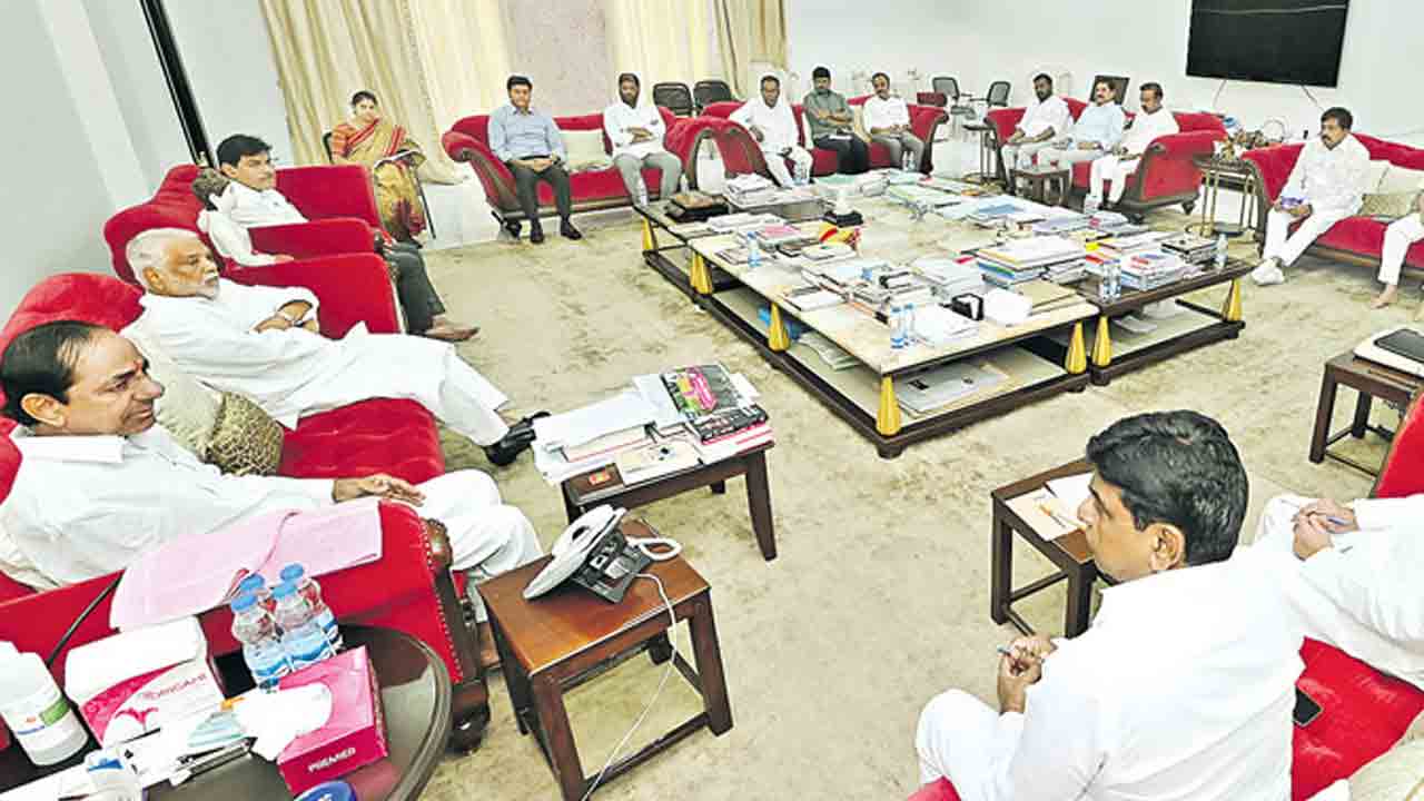 మహిళా, బీసీ రిజర్వేషన్ల బిల్లులను ఆమోదించాలి