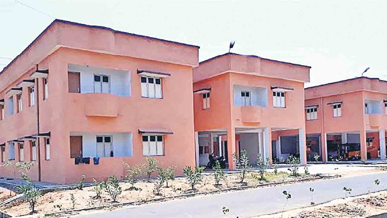 రిటైర్డ్‌ కార్మికులకూక్వార్టర్లు కేటాయించాలి