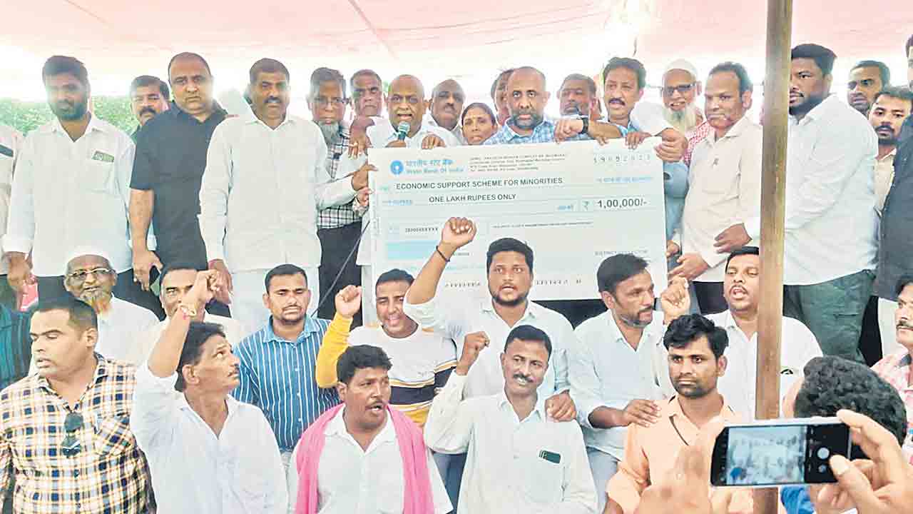 కేసీఆర్‌ నచ్చకపోతే.. పొందిన లబ్ధిని గ్రామస్తులకు ఇచ్చేయండి