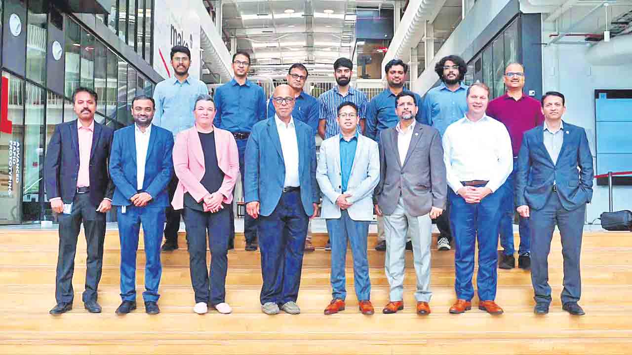 టీ వర్క్స్‌లో మెడ్‌ట్రానిక్స్‌ ప్రతినిధులు..