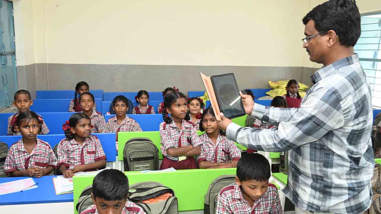 ప‌క్కాగా విద్యార్థులు హాజ‌రు