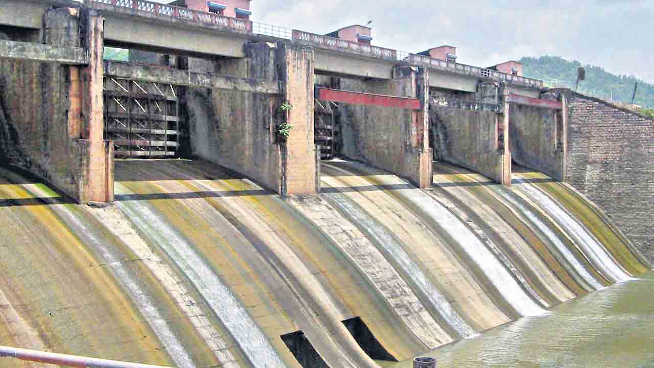 Kadem Project |  కడెం ప్రాజెక్టు పియర్స్‌కు పగుళ్లు.. స్పిల్‌వేను కొత్తగా నిర్మించాలని ప్రభుత్వ నిర్ణయం