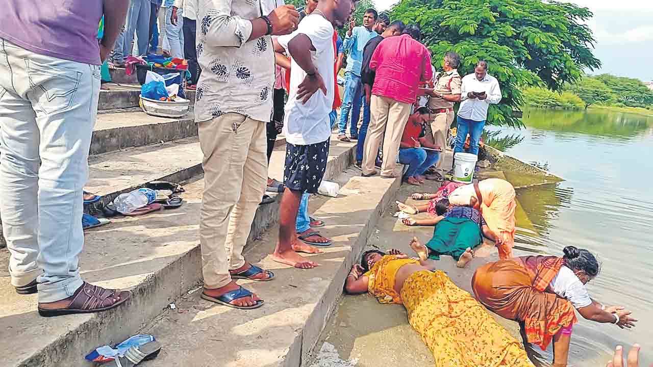 బతుకులు నీటిపాలు