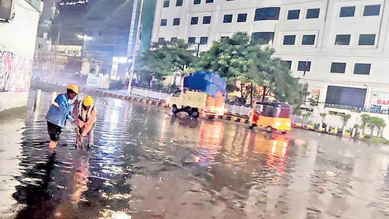 నీరు నిల్వకుండా.. సహాయక చర్యలు