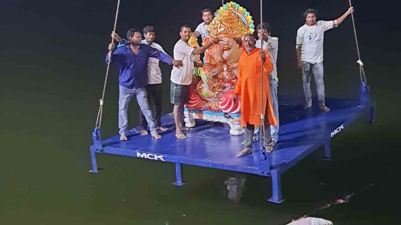 నేత్రపర్వంగా నిమజ్జనోత్సవం