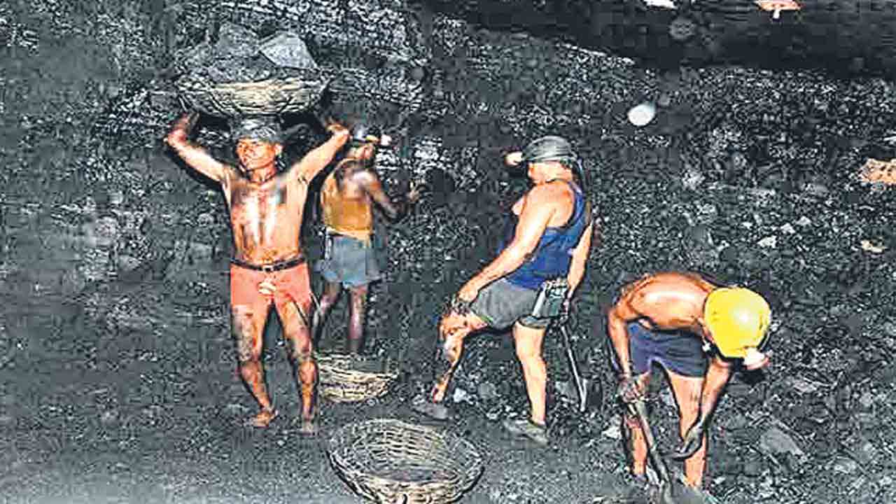 Singareni |  సింగరేణి ఎన్నికలపై కేంద్రం ఏకపక్షం.. ఎలక్షన్లను వాయిదా వేయాలని కార్మిక సంఘాలు కోరినా మొండిగా షెడ్యూల్‌ విడుదల