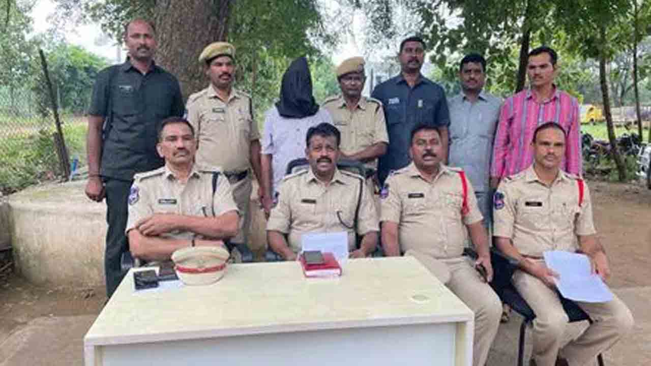 ఏసీబీ నకిలీ అధికారి అరెస్ట్