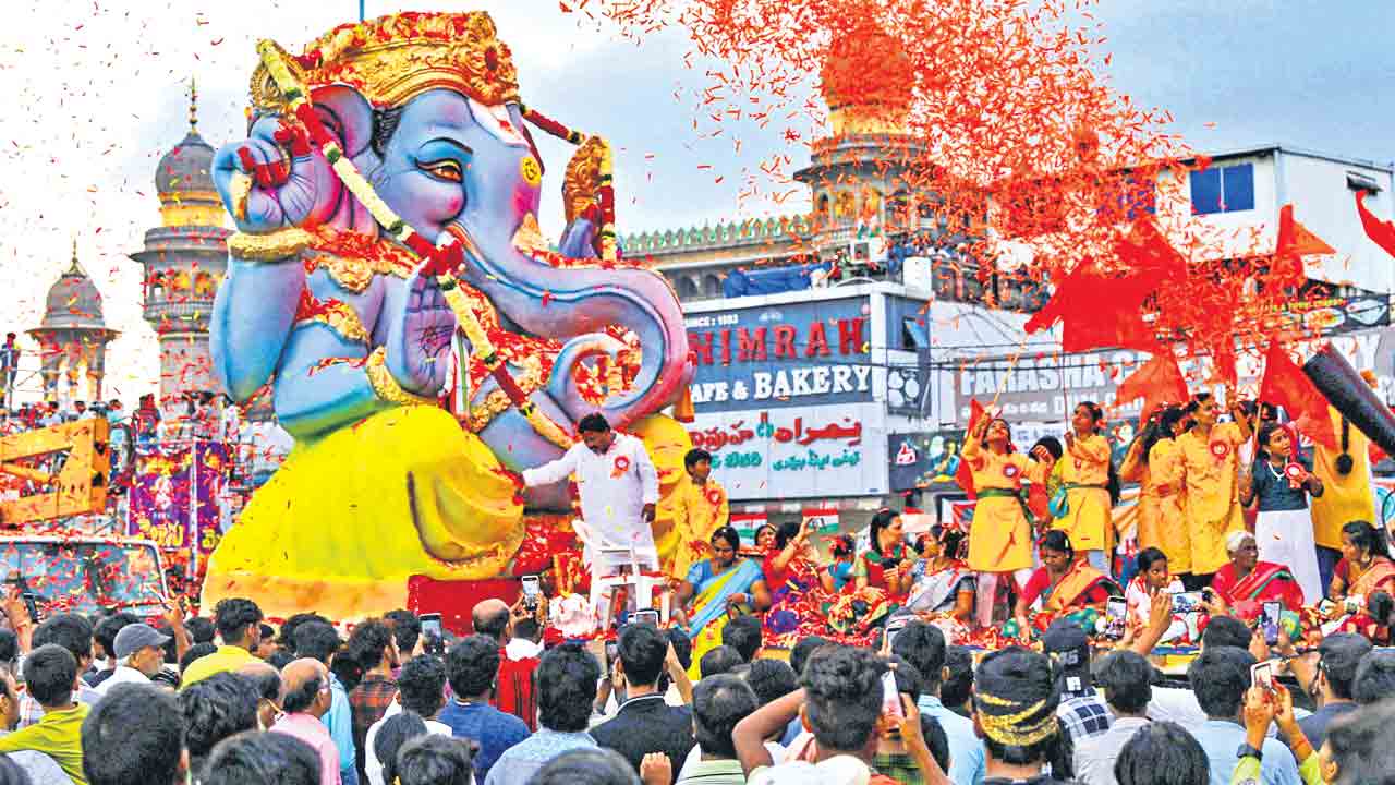 Ganesh Immersion |  అగిలే బరస్‌ తూ జల్దీ ఆఁ.. బొజ్జ గణపయ్యకు తెలంగాణ ఘన వీడ్కోలు