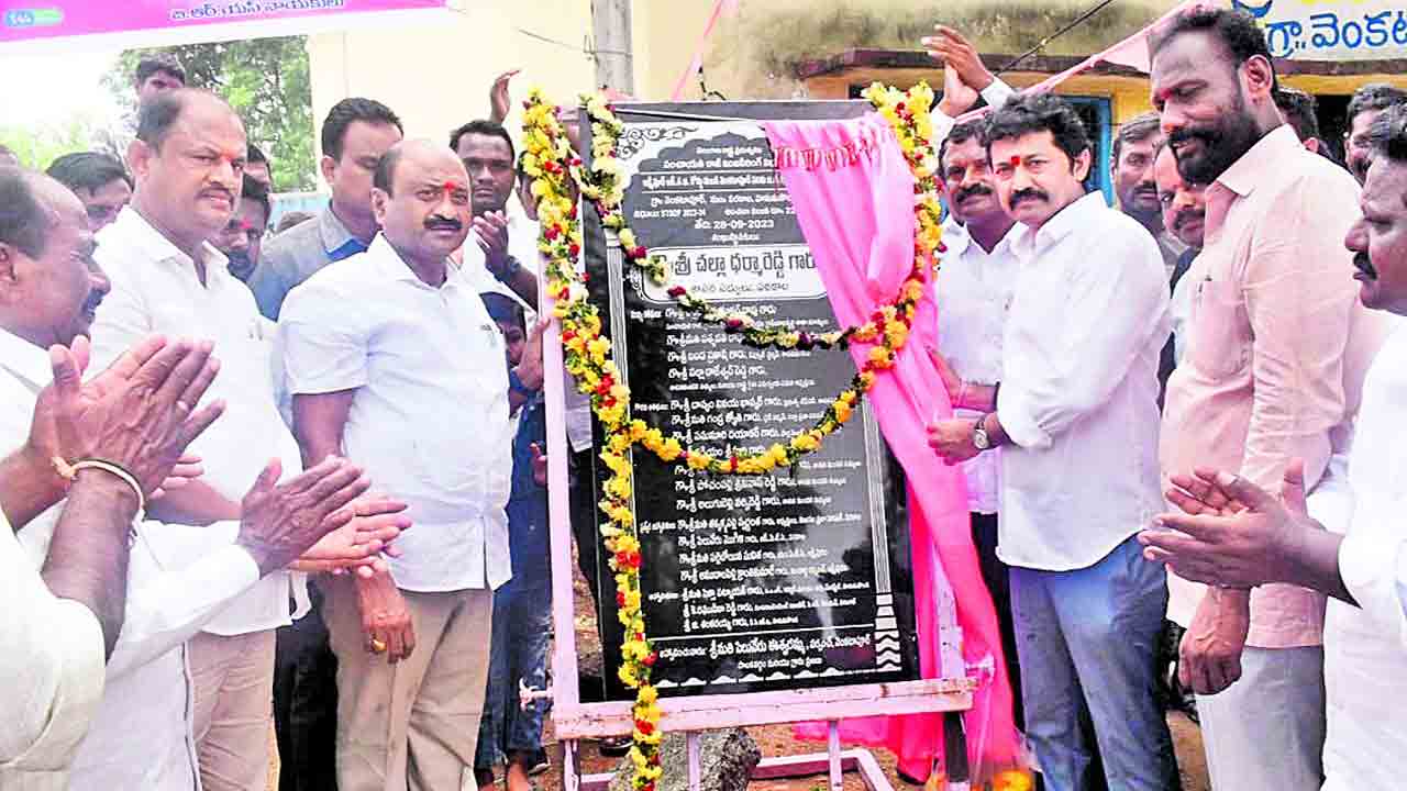 విపక్ష నాయకులు పగటి వేషగాళ్లు