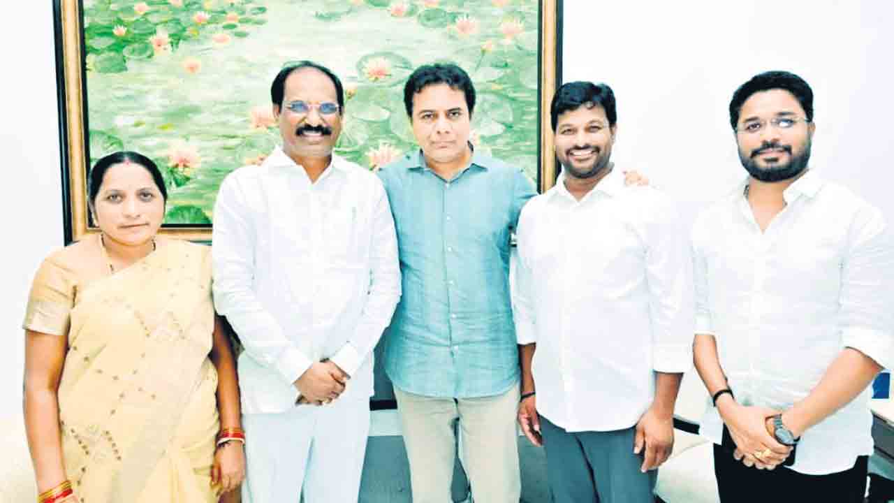 కేటీఆర్‌ను కలిసిన జాన్సన్‌ నాయక్‌