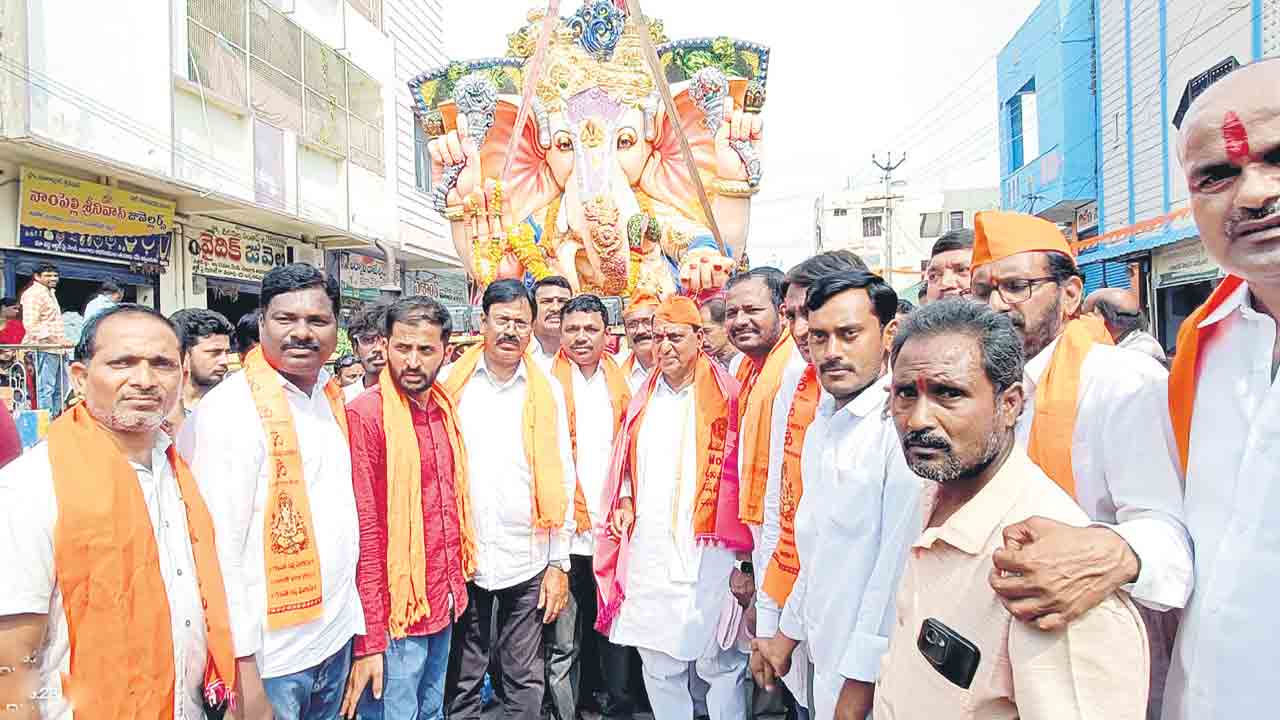 గంగమ్మ ఒడికి గణనాథులు