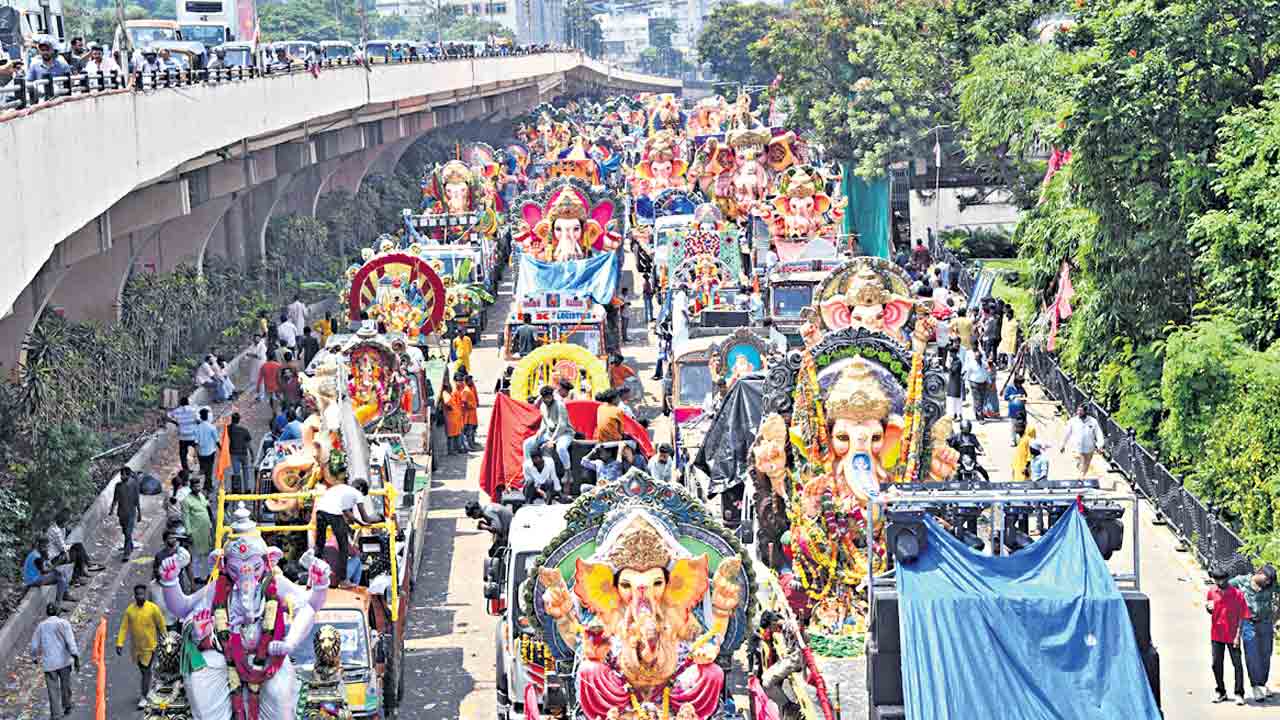 నిమజ్జనం ముగిసినా.. నిర్విరామంగా సేవలు