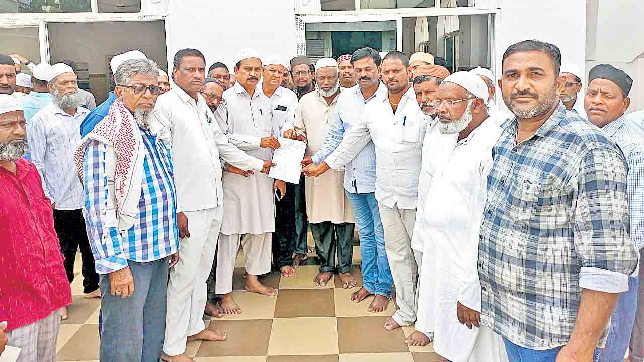 మా ఓటు మంత్రి వేములకే..