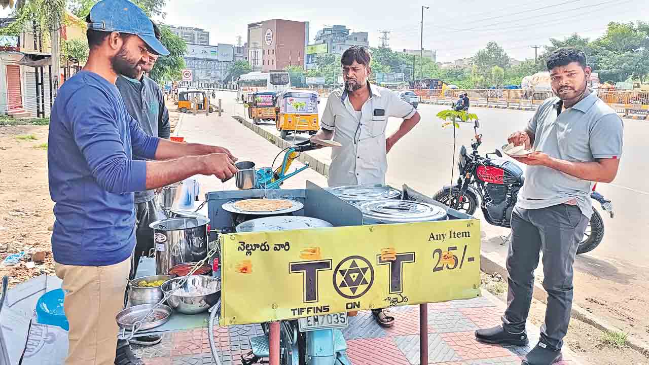 టిఫిన్స్‌ ఆన్‌ టూవీలర్‌