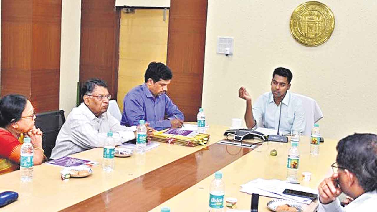 వృద్ధుల సంక్షేమానికి అనేక చట్టాలు