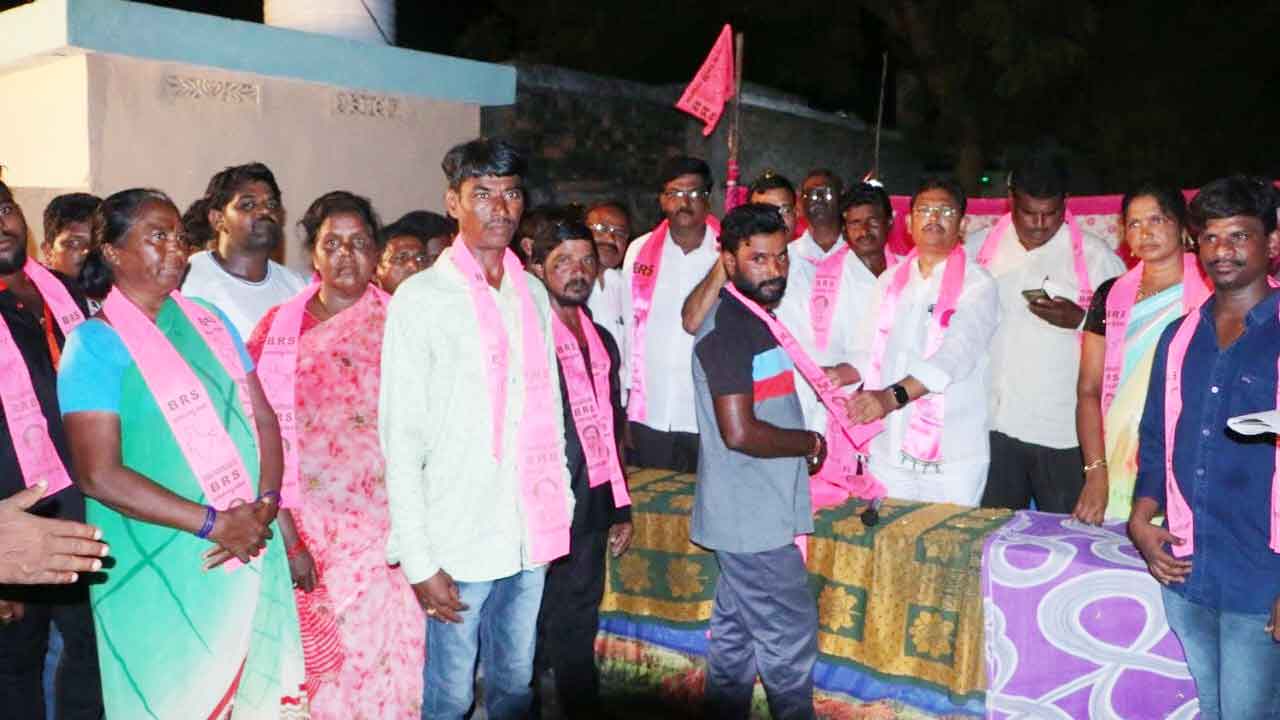 దళితవాడలన్నీ గులాబీ జెండా వైపే..