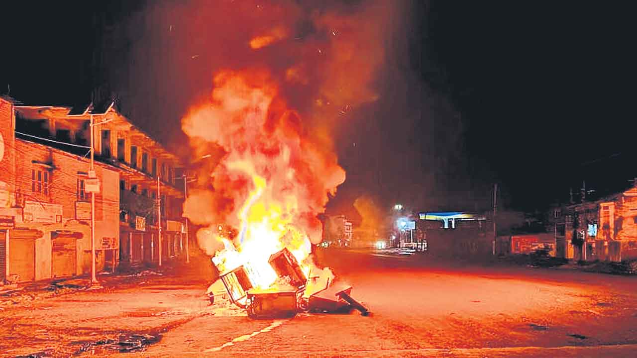 మణిపూర్‌లో ముగ్గురు గిరిజనుల కాల్చివేత