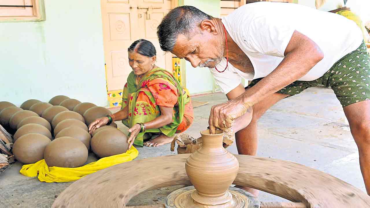కులగణనపై ఎందుకీ మీనమేషాలు?
