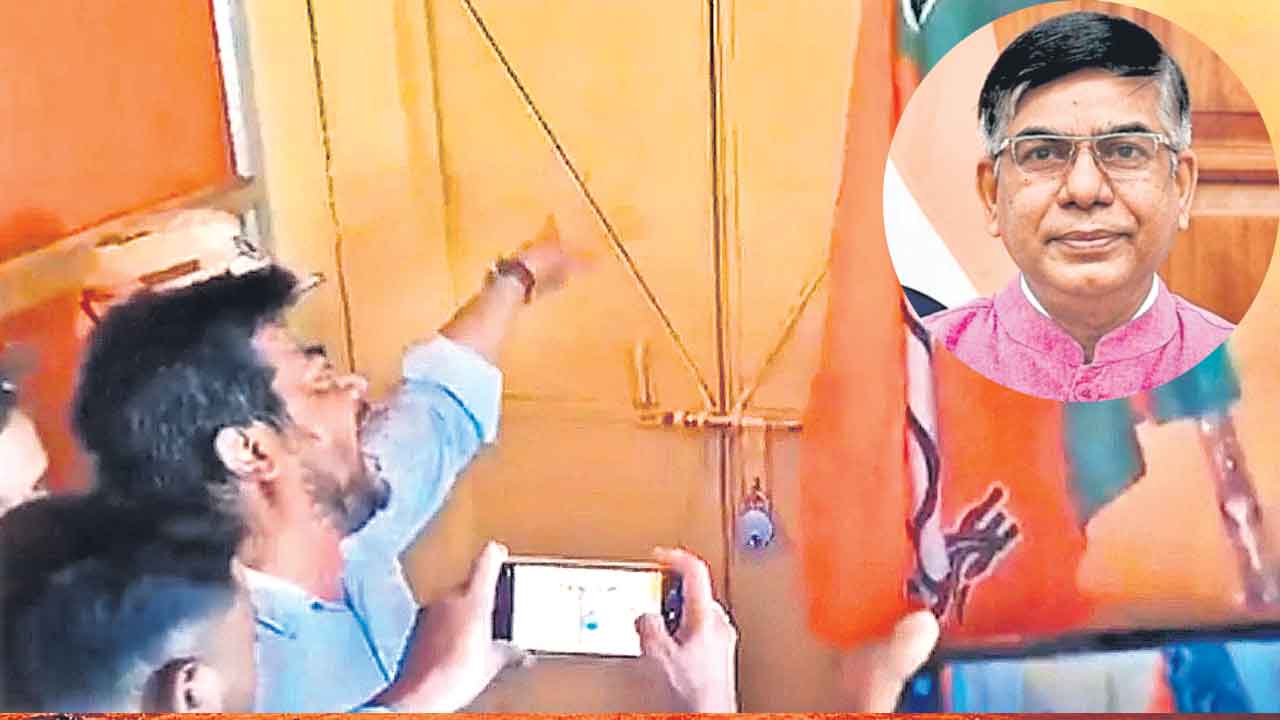 కేంద్ర మంత్రి నిర్బంధం