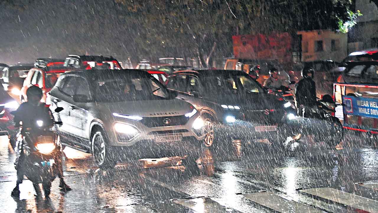 వర్షాలతో అప్రమత్తంగా ఉండాలి