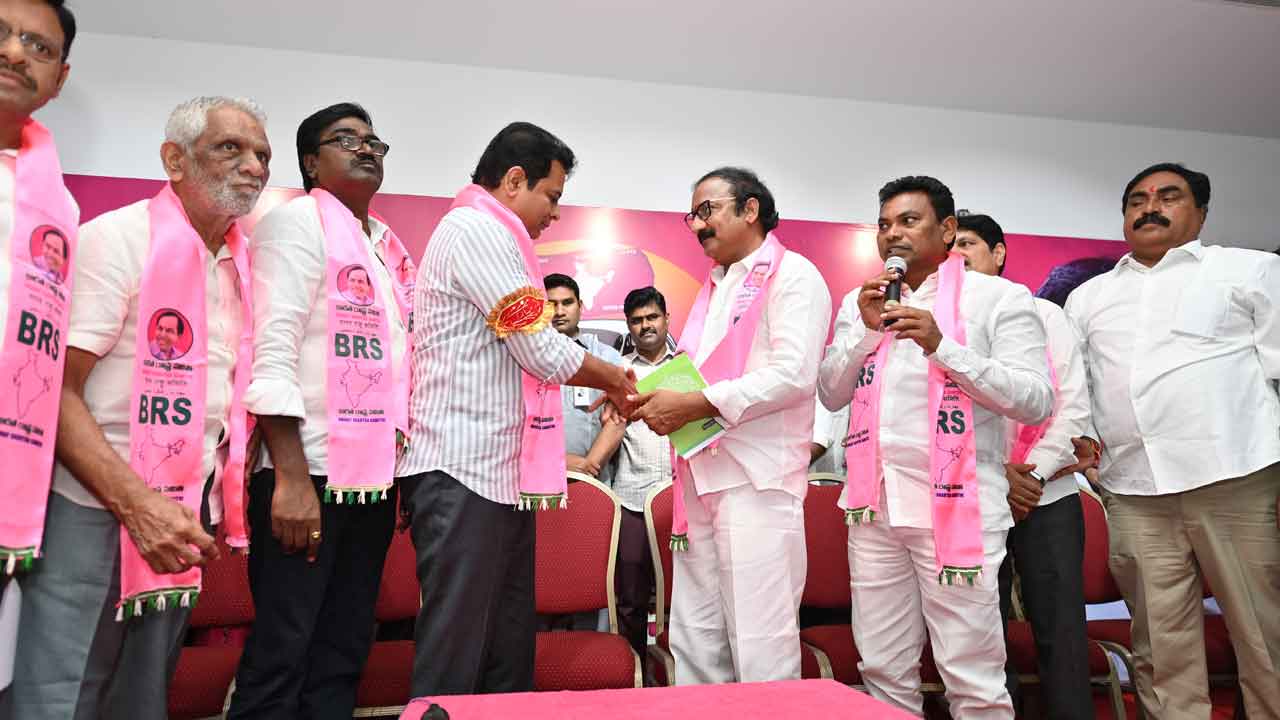 Koneru Chinni |  భద్రాద్రి జిల్లాలో బీజేపీకి ఎదురుదెబ్బ.. బీఆర్‌ఎస్‌లోకి కోనేరు చిన్ని