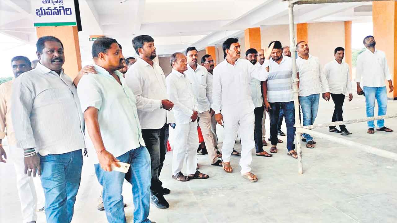 అసెంబ్లీలో పొగడ్తలు.. ఇక్కడ విమర్శలా?