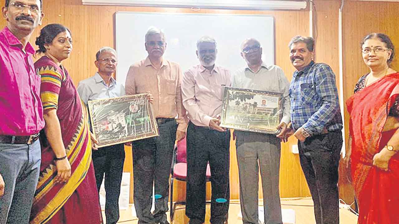 పరిస్థితులకు అనుగుణంగా మీడియా ప్రతినిధులు మారాలి