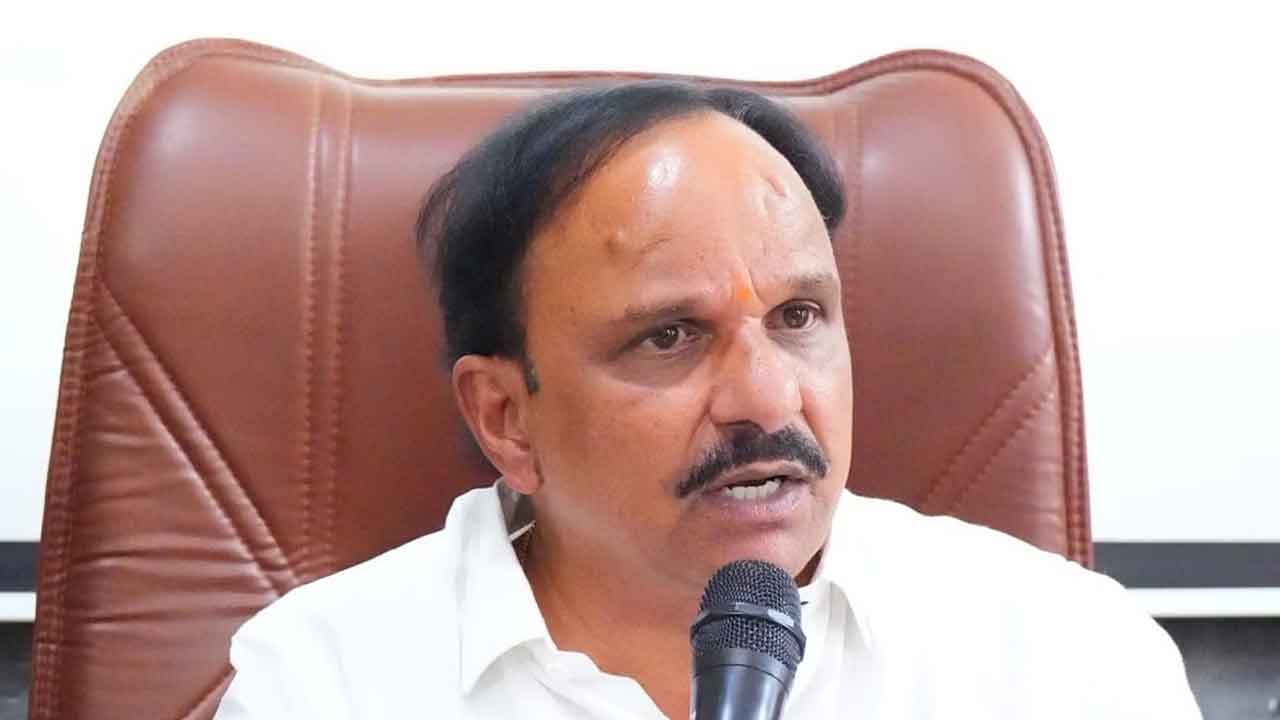 Karnataka | దళితుల భూమి కబ్జాకు కర్ణాటక మంత్రి యత్నం.. అడ్డుకొన్న బాధిత కుటుంబసభ్యులపై దాడి