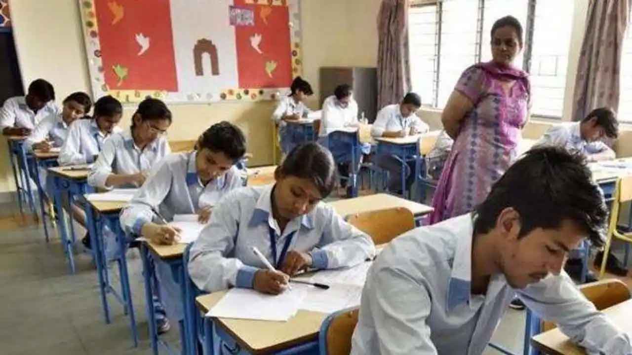 టెన్త్‌ విద్యార్థి డీబార్‌ చెల్లదు.. హిందీ పేపర్‌ లీకేజీ కేసులో హైకోర్టు