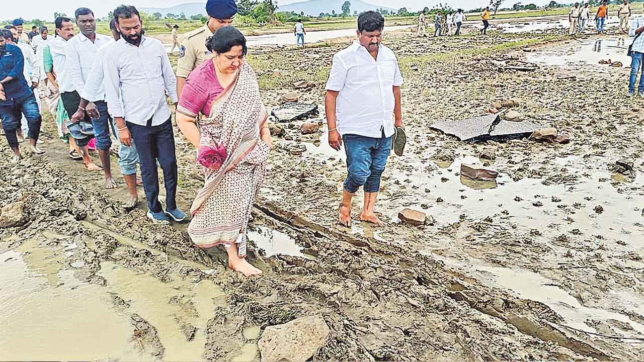 మంత్రి సత్యవతి దీక్షకు ఏడాది