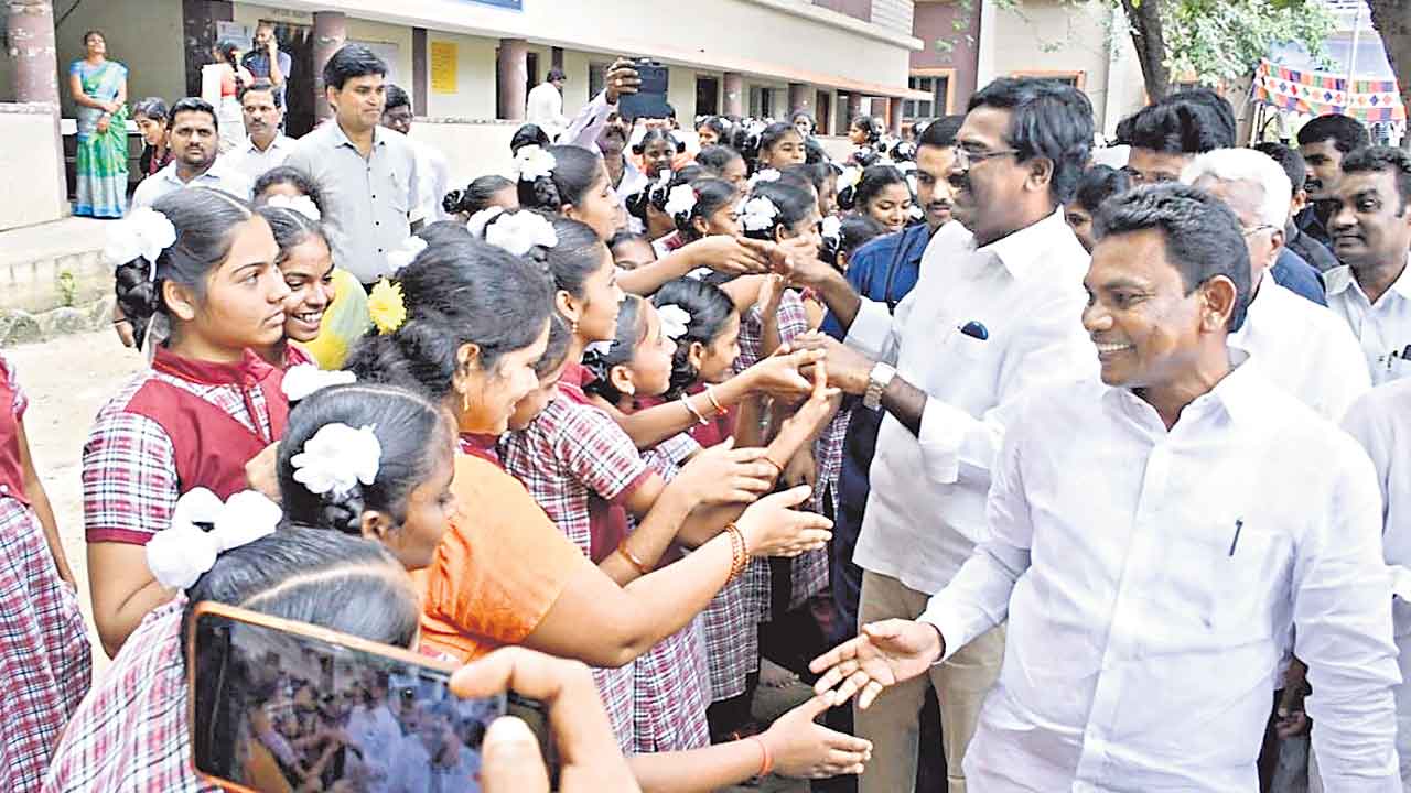 విద్యాభివృద్ధికి సర్కారు పెద్దపీట