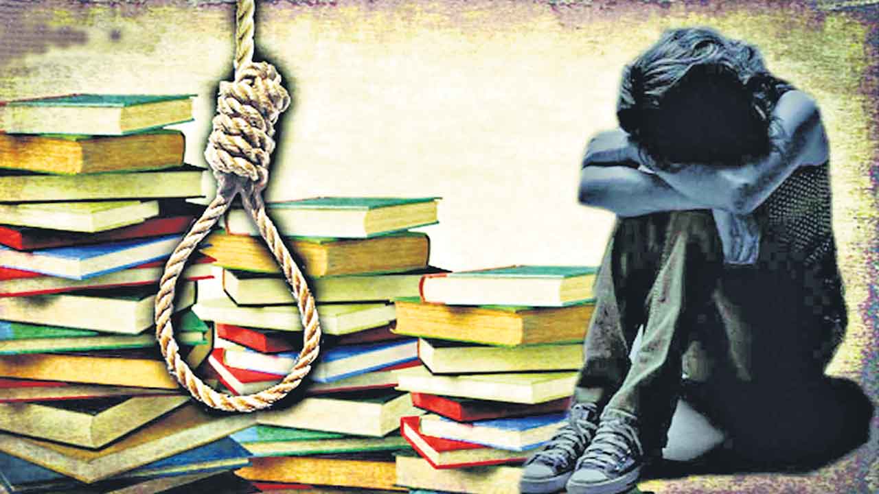 Students |  దేశంలో 70 శాతం పెరిగిన విద్యార్థుల ఆత్మహత్యలు.. అసలెందుకు చనిపోతున్నారు?