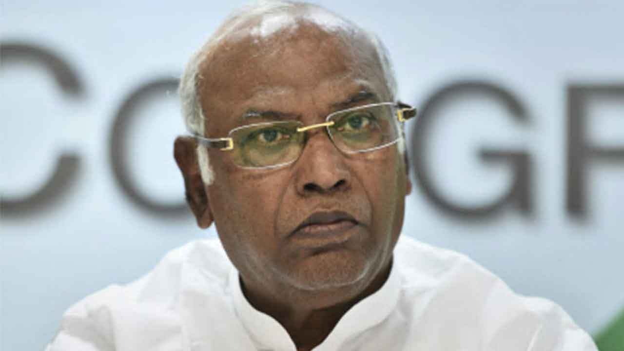 Mallikarjun Kharge |  రామ్‌నాథ్‌ కోవింద్‌ అంటరానివారు కాబట్టే పార్లమెంటు భవనం శంకుస్థాపనకు ఆహ్వానించలేదు: ఖర్గే
