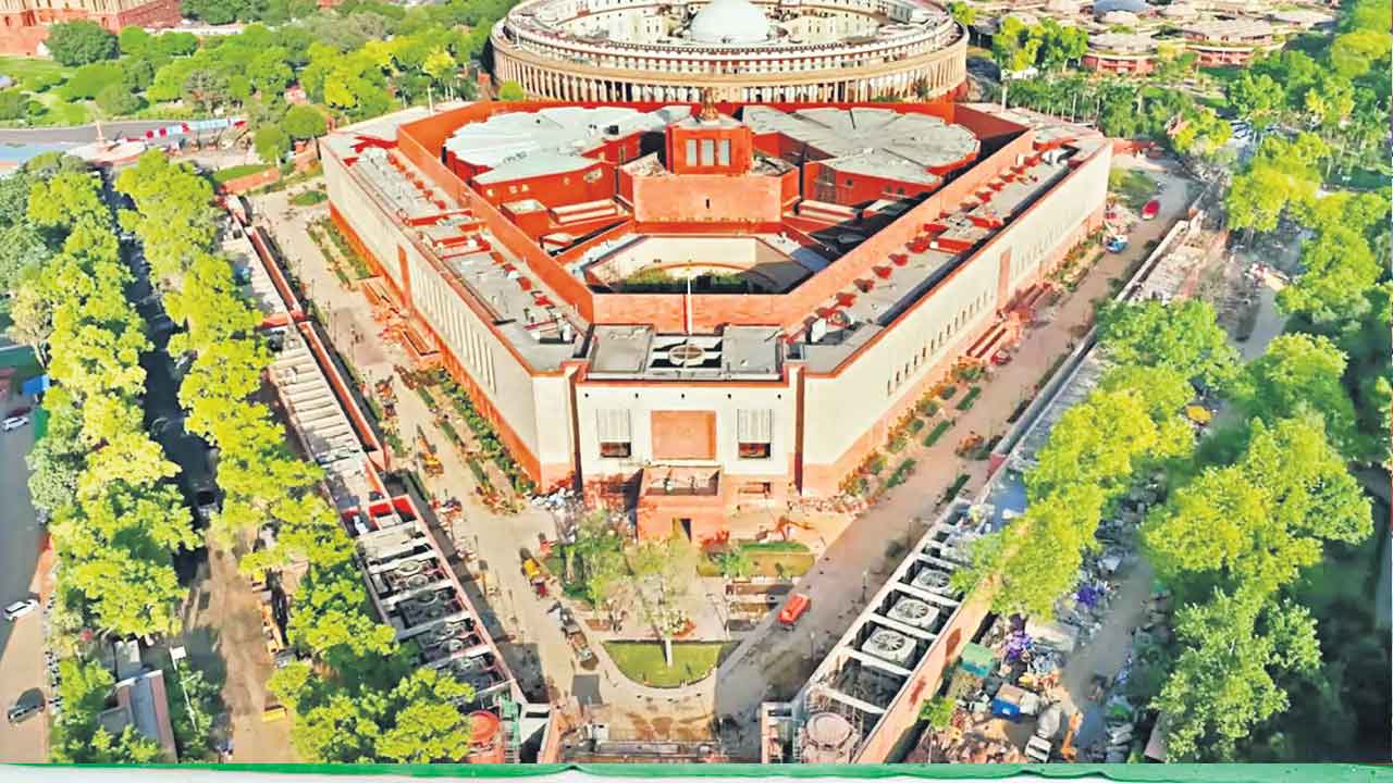 New Parliament House | ప్రజల ఆశలు నెరవేర్చేనా? కొత్త భవనంలో ప్రత్యేక సమావేశాలు ప్రారంభించటం దేనికి సంకేతం?