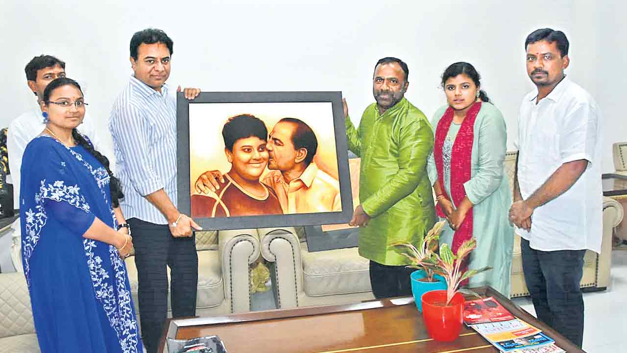 CM KCR | సీఎం కేసీఆర్‌పై అభిమానం.. ప్రొద్దుటూరు నుంచి సైకిల్‌పై హైదరాబాద్ వచ్చిన దివ్యాంగుడైన చిత్రకారుడు