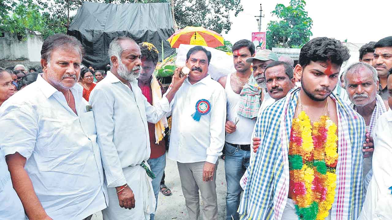 పాడె మోసిన మంత్రి ఎర్రబెల్లి