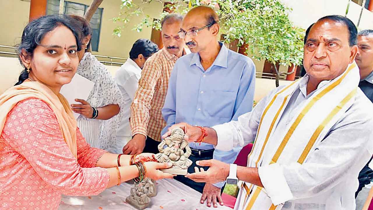 మట్టి గణపతులే పెట్టండి