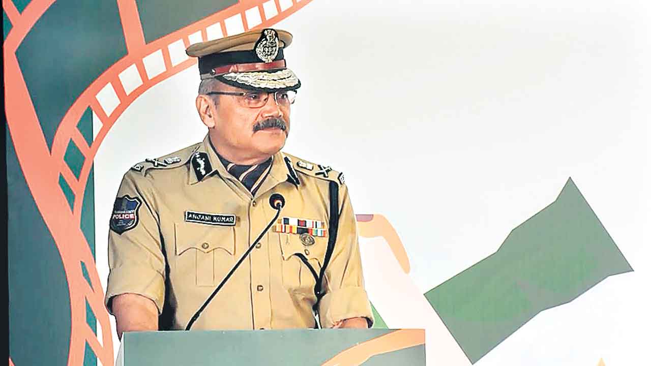 పోలీసులను క్రూరులుగా చూపొద్దు