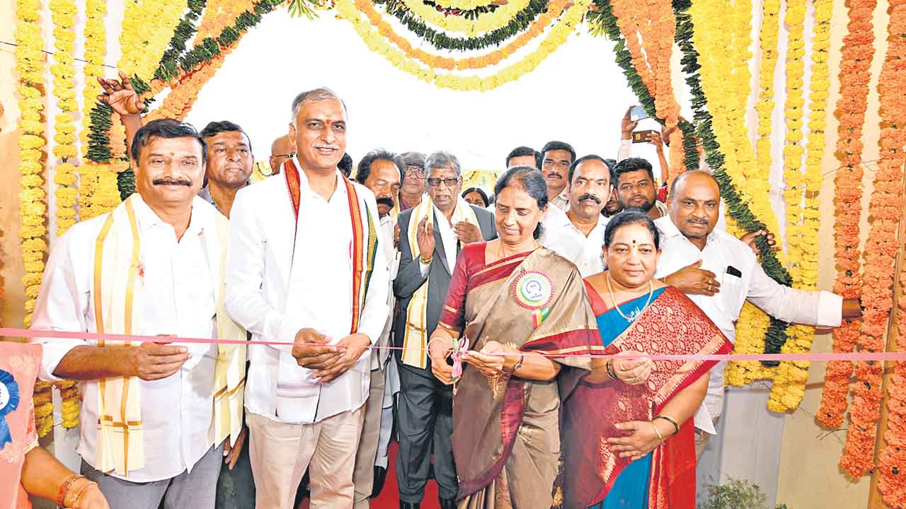 Minister Harish Rao |  తిట్ల దండకం చదవటంలో పోటీ పడుతున్న కాంగ్రెస్‌, బీజేపీ: మంత్రి హరీశ్‌ రావు