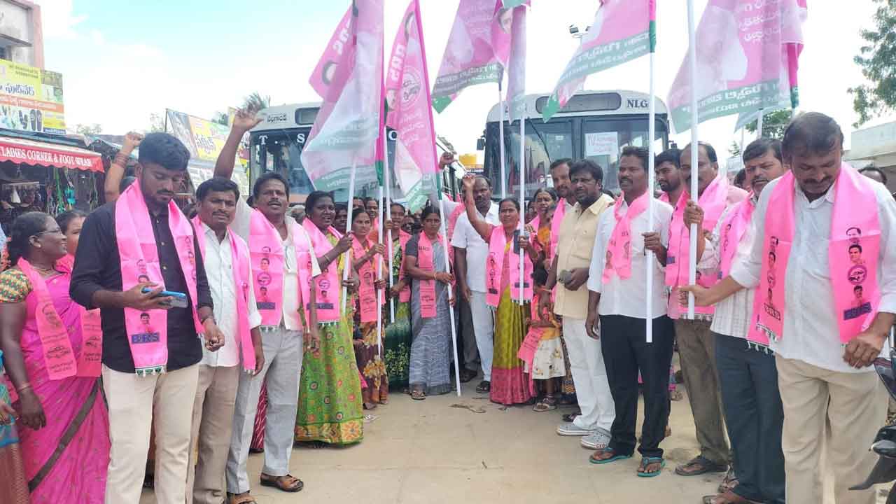 సీఎం సభకు తరలిన బీఆర్ఎస్ శ్రేణులు