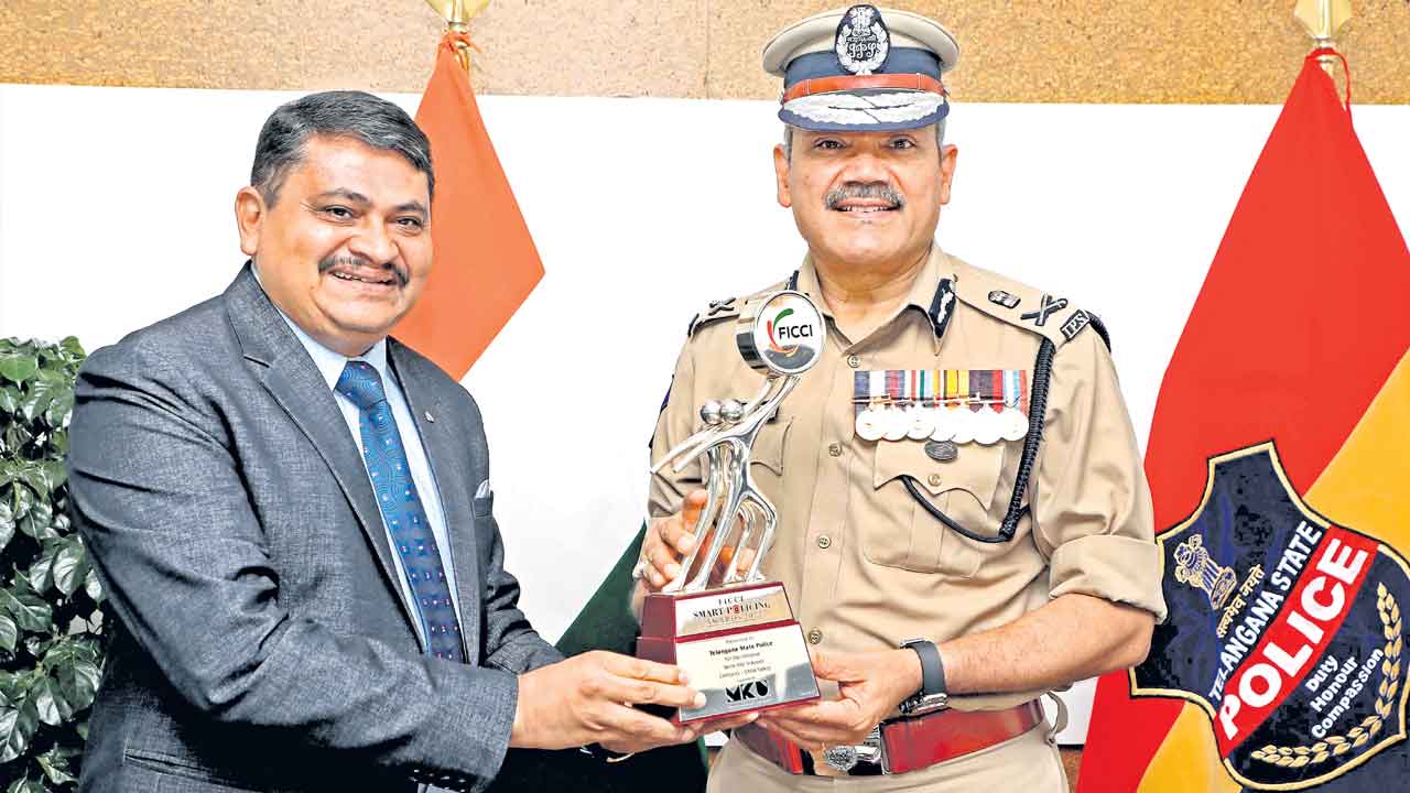 స్మార్ట్‌ పోలీసింగ్‌కు ఫిక్కీ అవార్డే నిదర్శనం