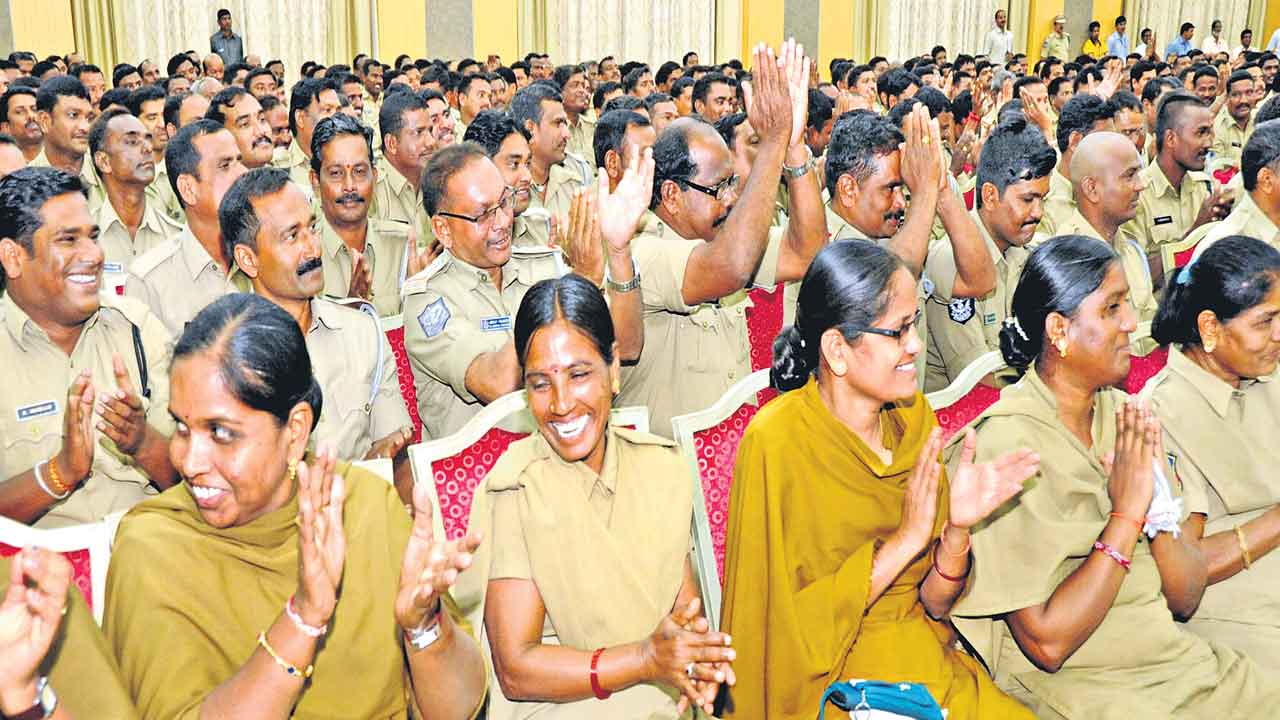 తెలంగాణలోనే హోంగార్డులకు ఆర్థిక భద్రత