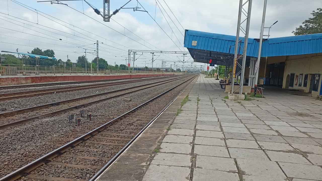 రైళ్ల రద్దు.. ప్రయాణికుల పాట్లు