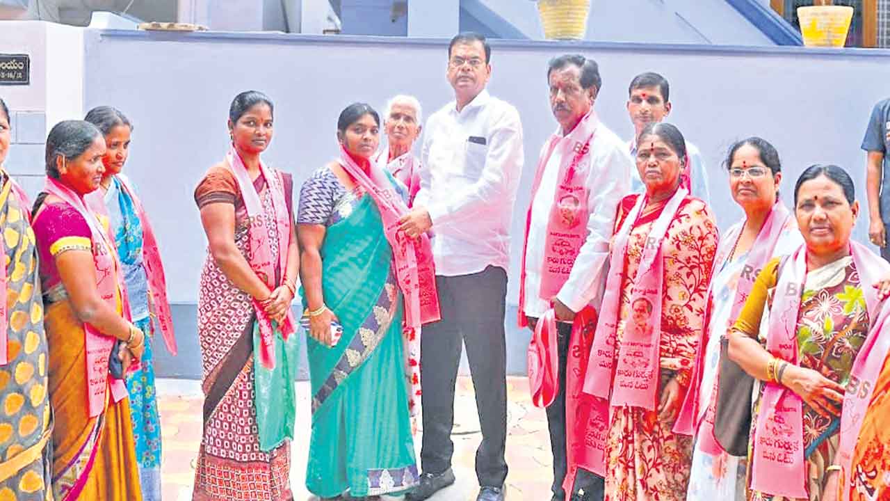 బీఆర్‌ఎస్‌లోకి బీజేపీ మహిళా మోర్చా నేతలు