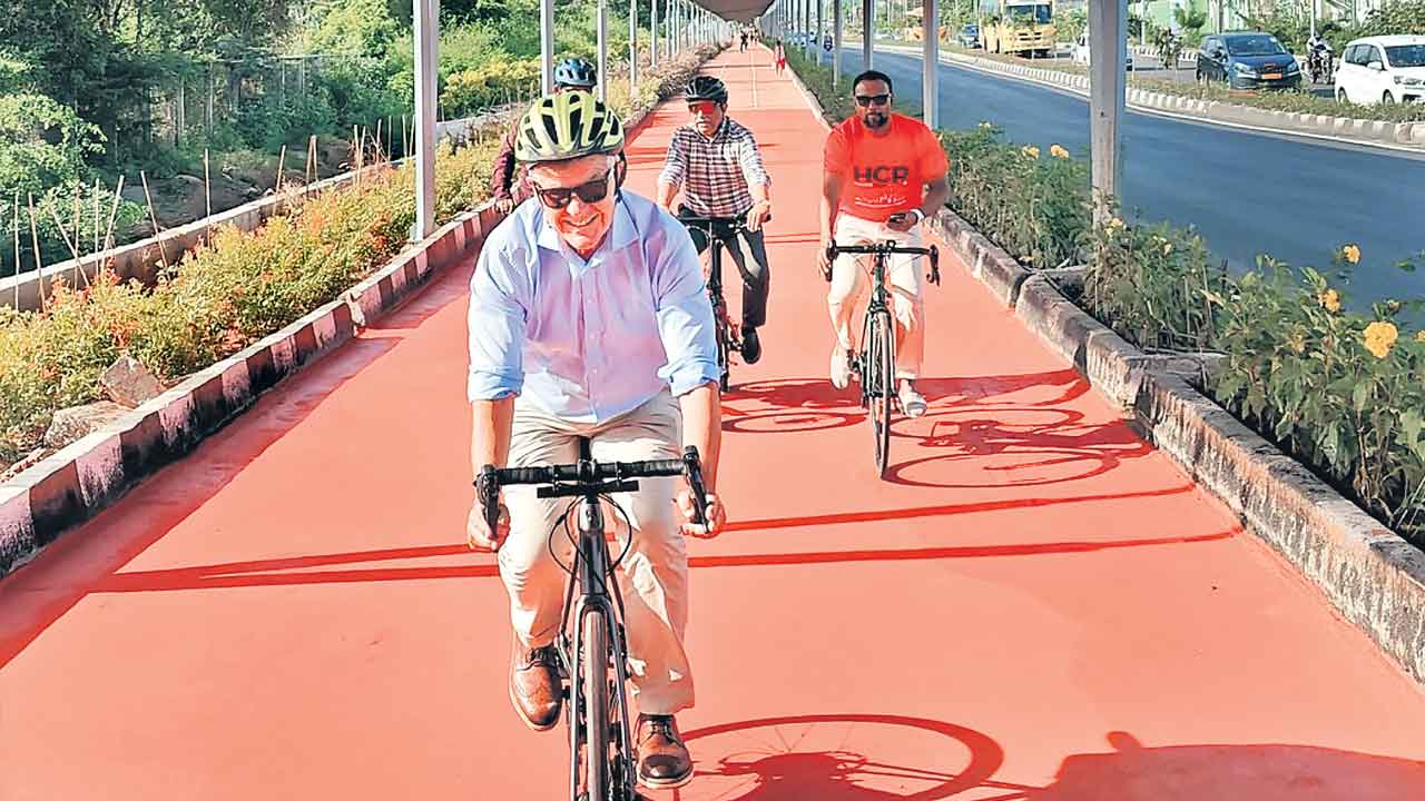 సోలార్‌ రూఫ్‌టాప్‌ సైకిల్‌ ట్రాక్‌ అద్భుతం