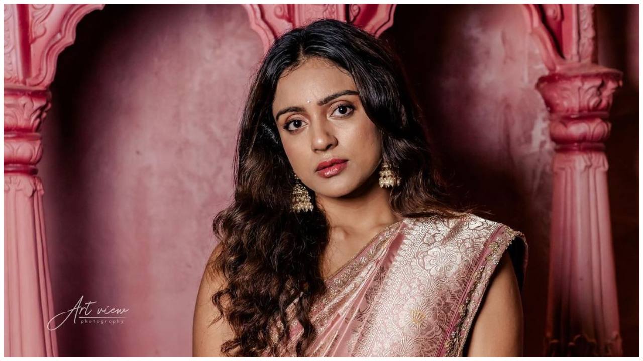 Vithika Sheru | చూపులతో కవ్విస్తున్న భీమవరం బ్యూటీ వితికా షేరు..