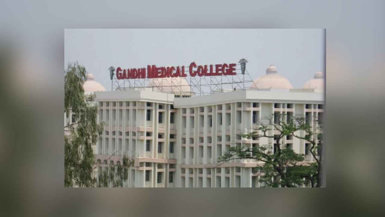 గాంధీలో ర్యాగింగ్‌..10 మంది మెడికోలపై వేటు