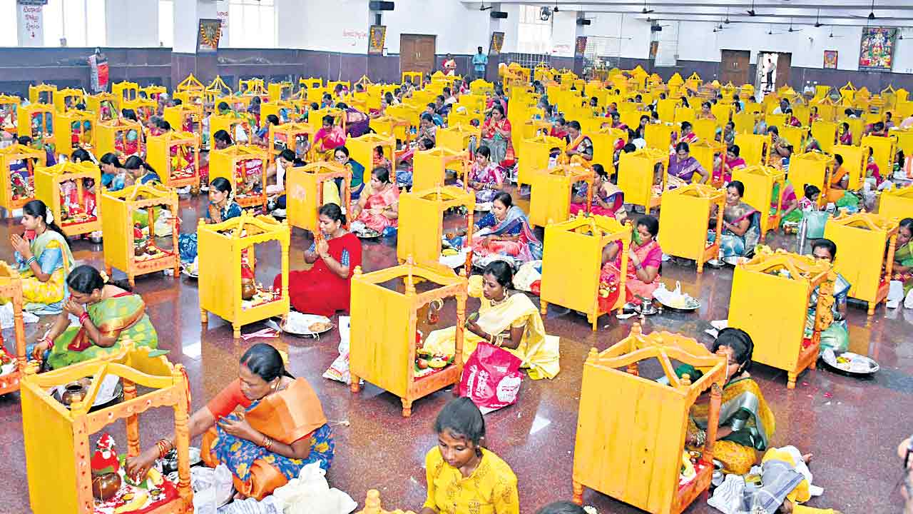 గుట్టలో వైభవంగా సామూహిక వరలక్ష్మీ వ్రతం