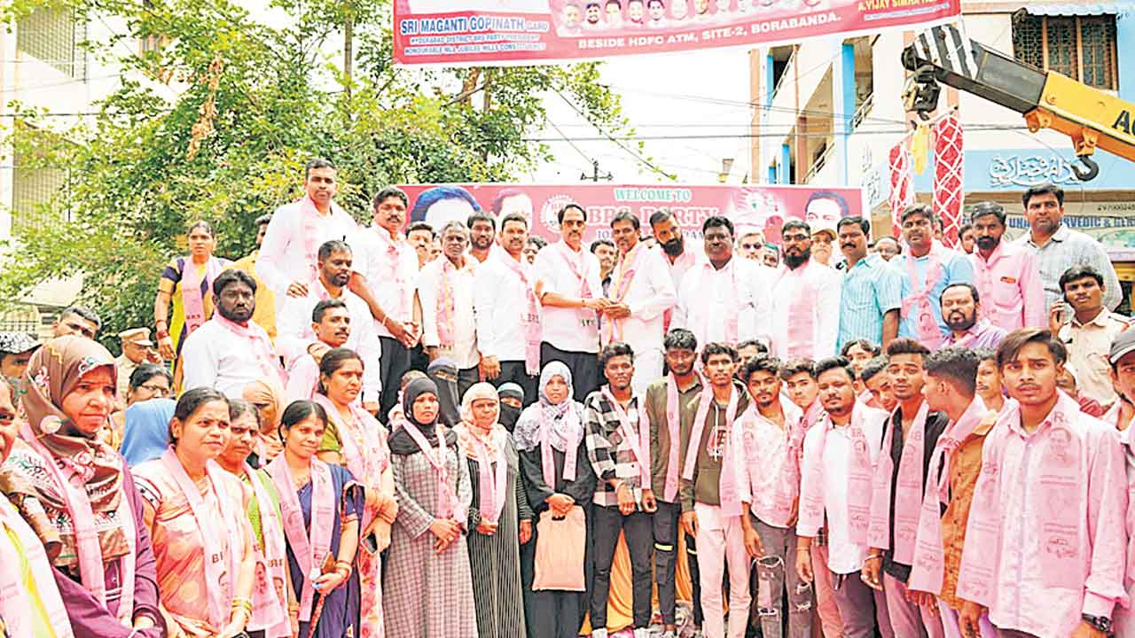 గల్లీలో గప్పాలు కొట్టి.. ఢిల్లీకి పరుగులు పెడతారు