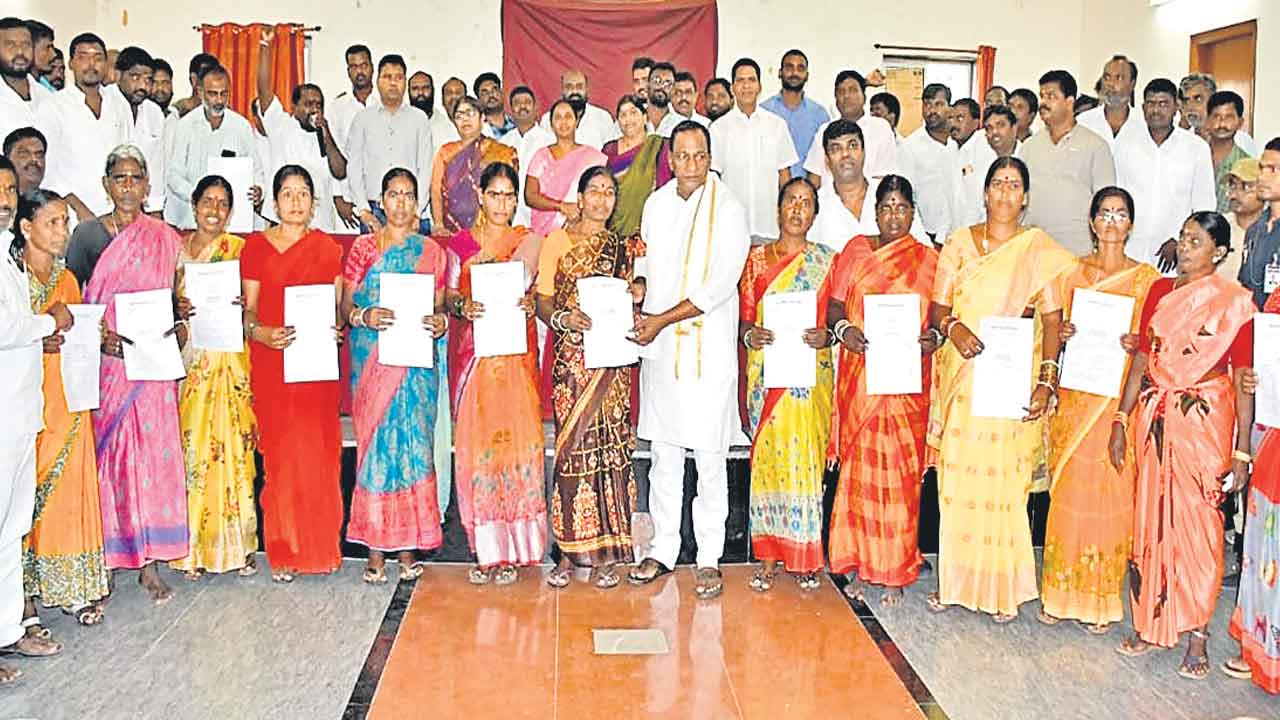 మాయ మాటలు చెప్పి పబ్బం గడుపుకుంటున్నయి